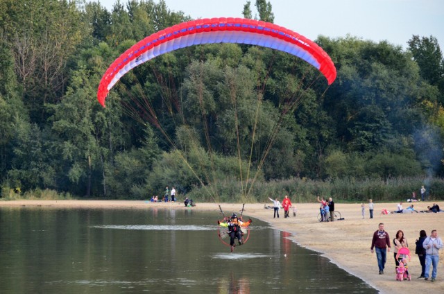 Pokazy paralotniarzy nad Pogorią III