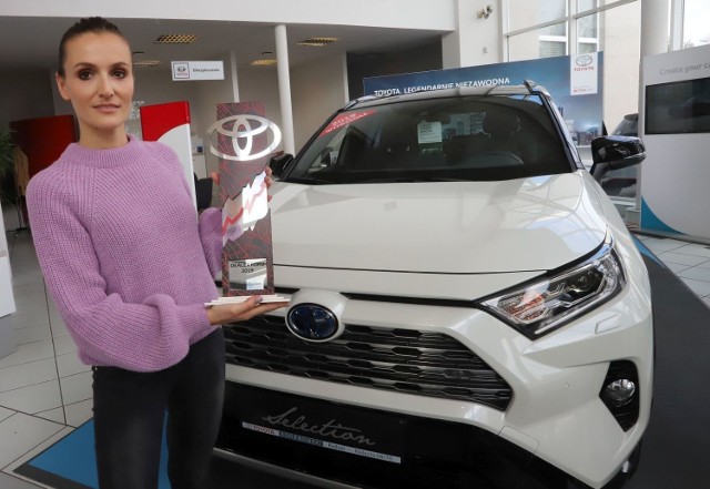 Salon Toyota Romanowski otrzymał nagrodę Dealera Roku 2019. - To dla nas bardzo duży sukces, na który pracowała cała załoga - mówi Ewa Romanowska.