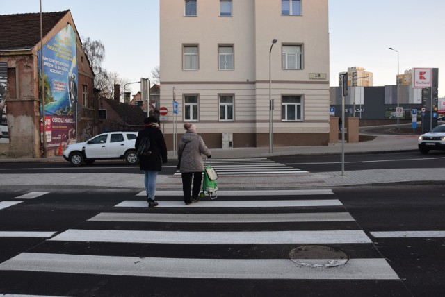 Zielona Góra, 5 grudnia 2019. Rondo u zbiegu ulic Wrocławskiej i Sienkiewicza jest już otwarte dla pieszych i aut.