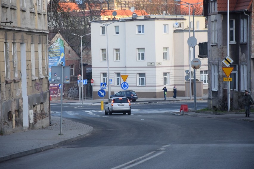 Zielona Góra, 5 grudnia 2019. Rondo u zbiegu ulic...