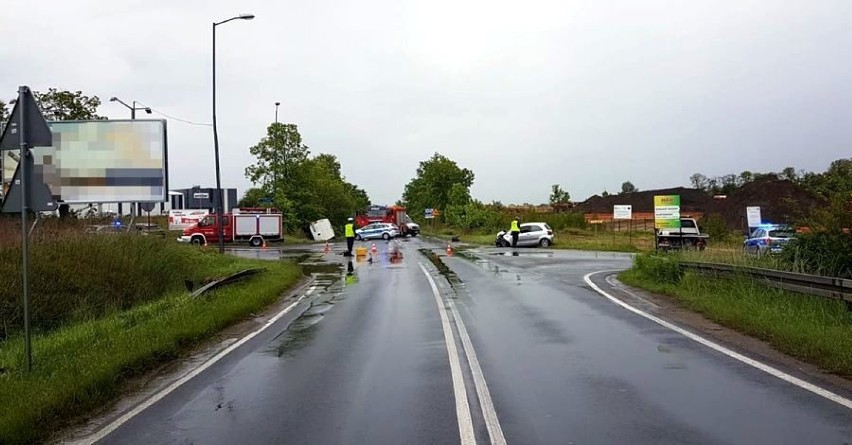 Zderzenie trzech samochodów osobowych na piekarskiej...