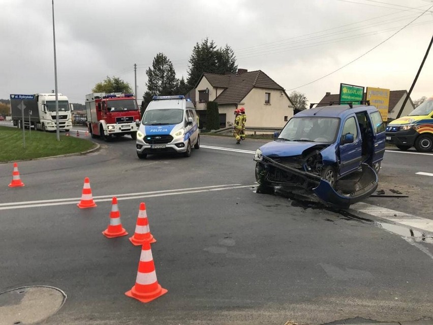Wypadek w Kąkolewie. Kobieta kierująca jednym z samochodów jest w szpitalu w Lesznie ZDJĘCIA