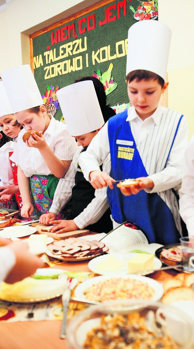 Dzieci w szkole nr 25 uczą się, jak przygotować śniadanie