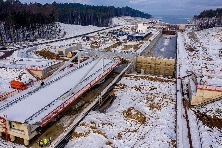 Przekop Mierzei Wiślanej z drona. Minęły dwa lata od pierwszych prac - zobacz, na jakim etapie jest budowa