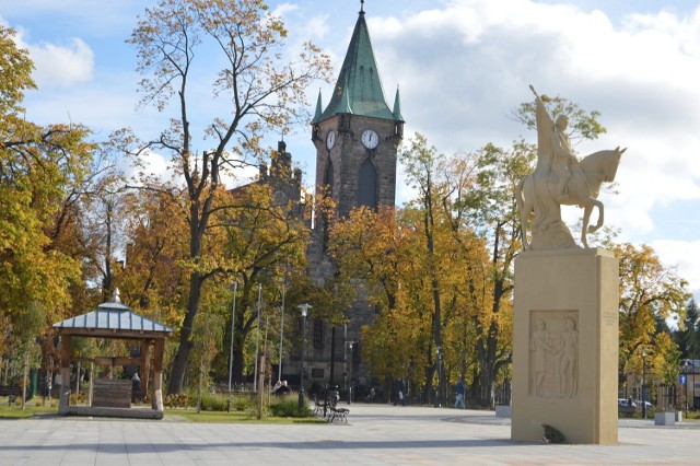 Jesienne Końskie prezentują się bardzo kolorowo. Na zdjęciu Plac Kościuszki z pomnikiem Tadeusza Kościuszki i kolegiatą świętego Mikołaja. Więcej na kolejnych zdjęć