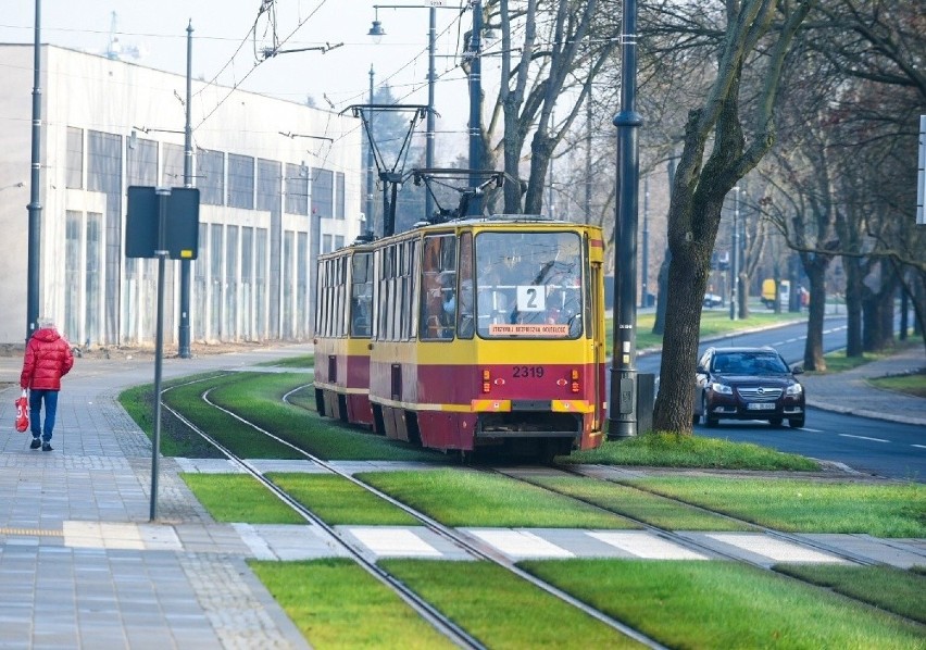 W piątek (20 grudnia) kierowcy jadący ulicą Dąbrowskiego nie...