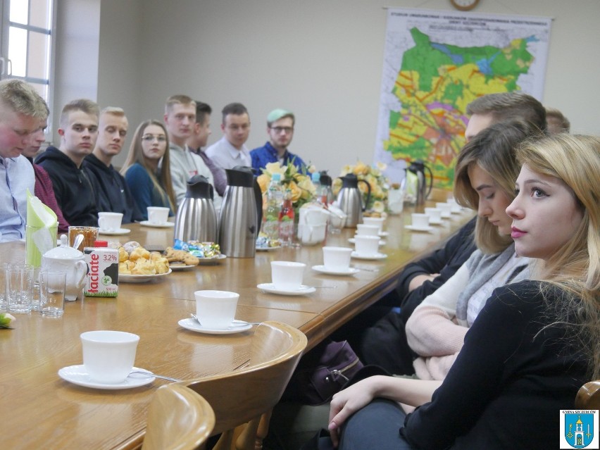 Osiemnastolatkowie z wizytą u wójta gminy Szczerców [FOTO]