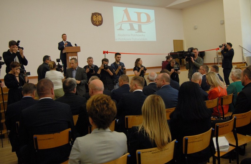 Akademia Piotrkowska uroczyście otwarta. Wstęgę przecięli znani parlamentarzyści i samorządowcy ZDJĘCIA