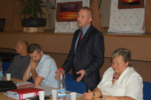 Wójt Ostaszewa, Robert Ciżmowski, w czasie spotkania dotyczącego oświaty