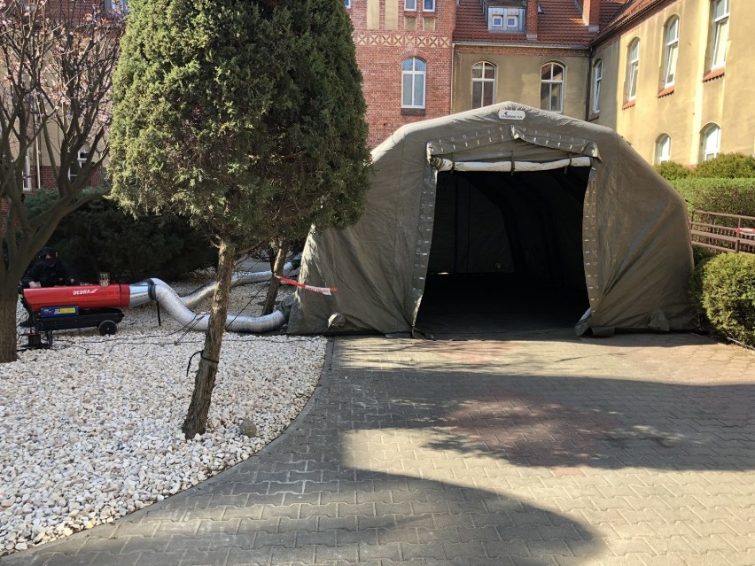 Koronawirus: Strażacy postawili namiot pneumatyczny