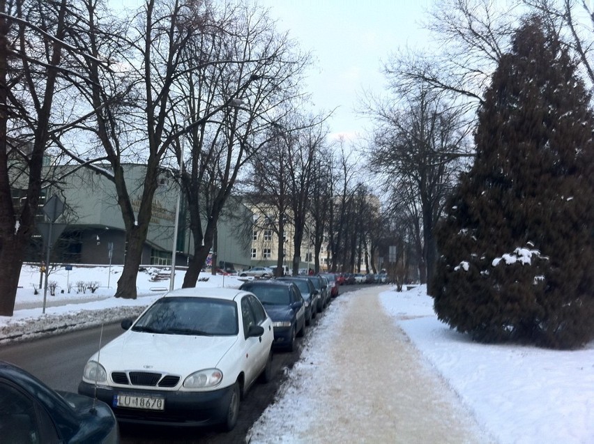 Ul. Akademicka. Zarządca nie zapomniał posypać chodników...