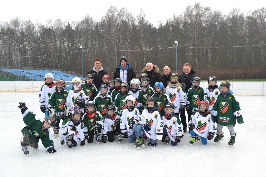 Sportowy trening na lodowisku w Parku Słupna w Mysłowicach z...