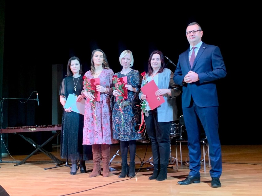 Burmistrz Warty wręczył nagrody nauczycielom z terenu gminy