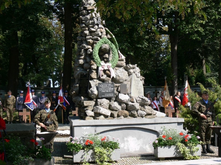 W Sandomierzu upamiętniono 79. rocznicę wybuchu II Wojny Światowej. Przed pomnikiem 2. Pułku Piechoty Legionów i 4. Pułku Saperów