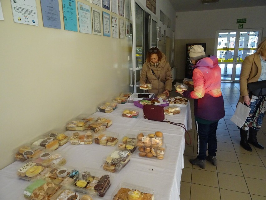 Kiermasz pierogów, naleśników i ciast w SP w Rudzie. Dochód ze sprzedaży trafi do dzieci z Ukrainy ZDJĘCIA