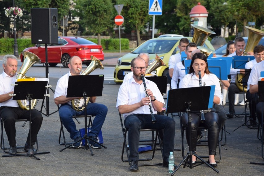 Plenerowy występ orkiestr dętych i mażoretek w Wieluniu ZDJĘCIA, WIDEO