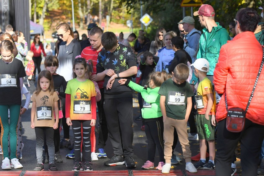 Festiwal Biegowy po Zielonym Lesie w Żarach. Przed biegiem głównym odbyły się dwa biegi dla dzieci | BIEGI DLA DZIECI ZDJĘCIA