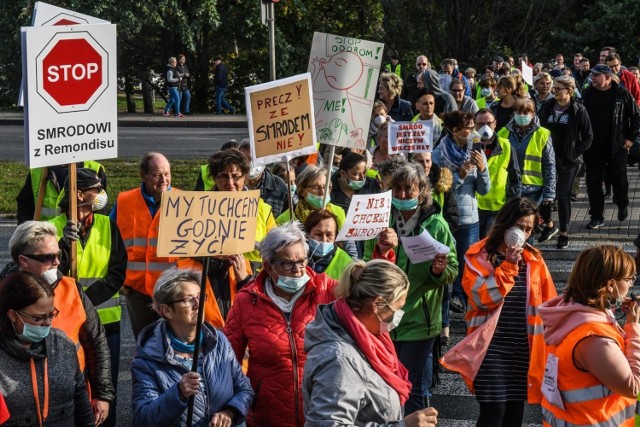 Protest miał trwać godzinę. Mieszkańcy blokowali Fordońską o połowę krócej. Od czasu do czasu przepuszczali pojazdy.