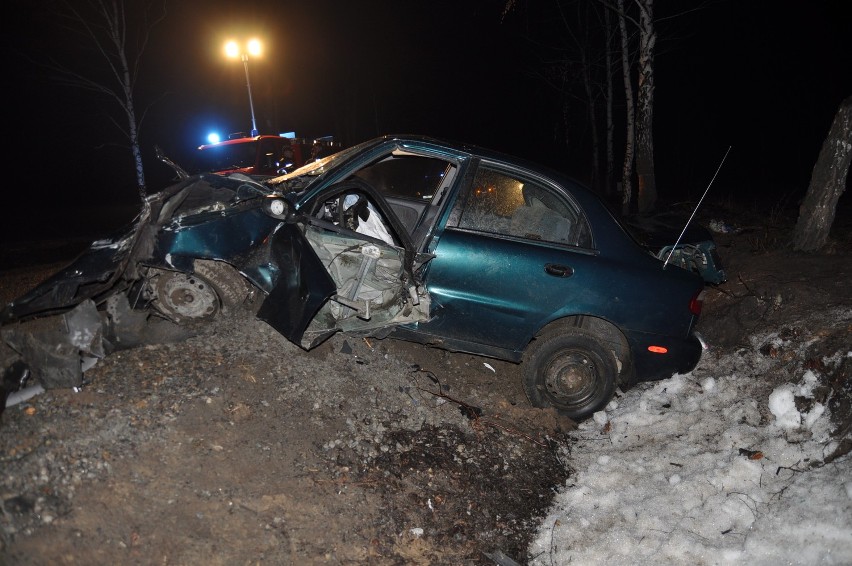 Samoklęski: Daewoo uderzyło w drzewo. Zginął 23-letni kierowca.  ZDJĘCIA
