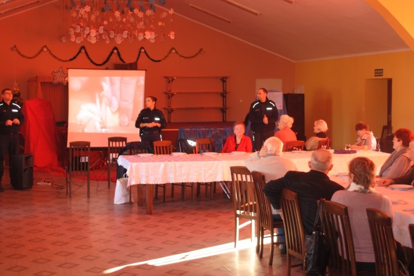 Bezpieczny senior spotkanie z policjantami w Gminnym Ośrodku Kultury w Dobrem [zdjęcia]