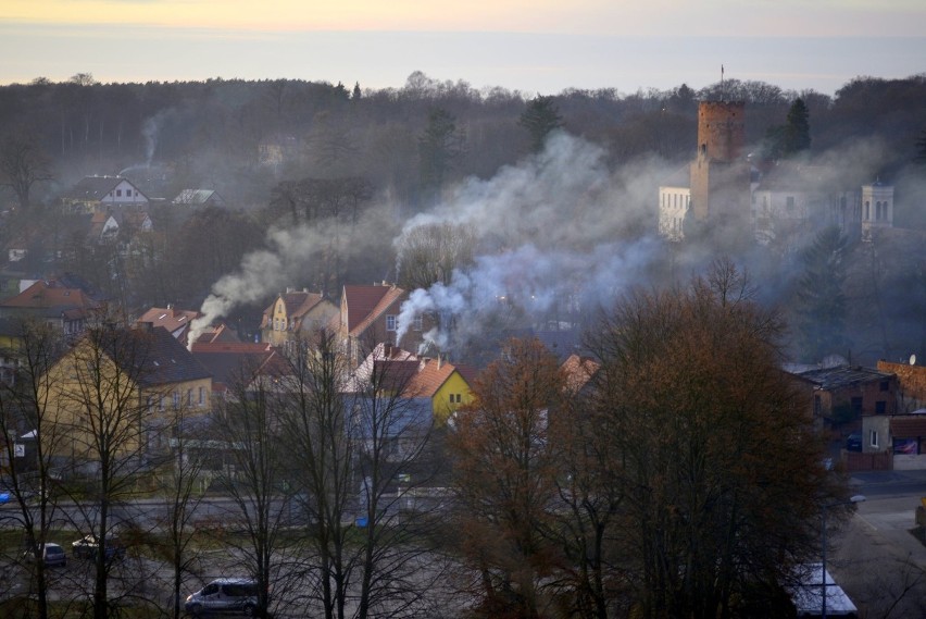 Łagów spowity dymem z kominów