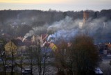 Łagów. Najgorzej jest około godziny 16.00 kiedy wszyscy rozpalają w piecach. Dym z kominów gryzie w oczy i gardło