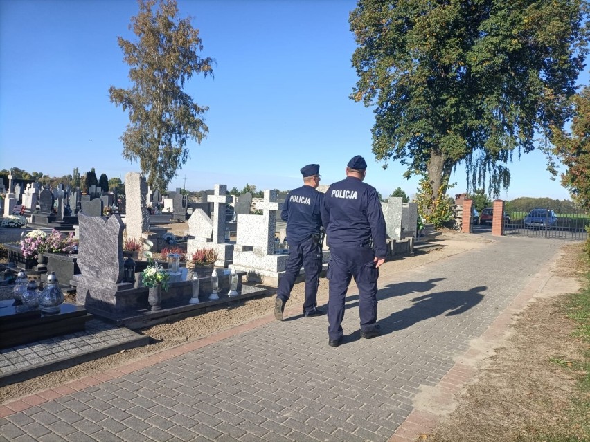 Pleszewscy policjanci patrolują rejon wokół cmentarzy....