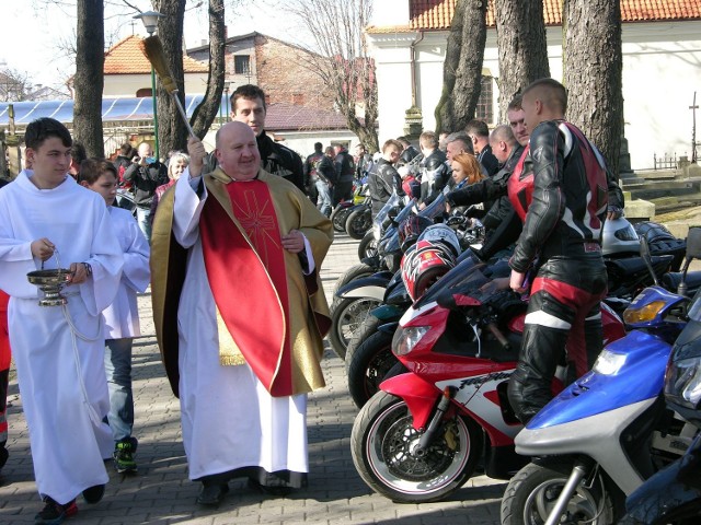 Sezon motocyklowy w Skierniewicach otwarty – setki motocykli zajechały w niedzielę pod kościół św. Stanisława w Skierniewicach. Odbyła się msza z udziałem motocyklistów, a po mszy ksiądz Grzegorz Gołąb, proboszcz parafii św. Stanisław poświęcił pojazdy i ich właścicieli.