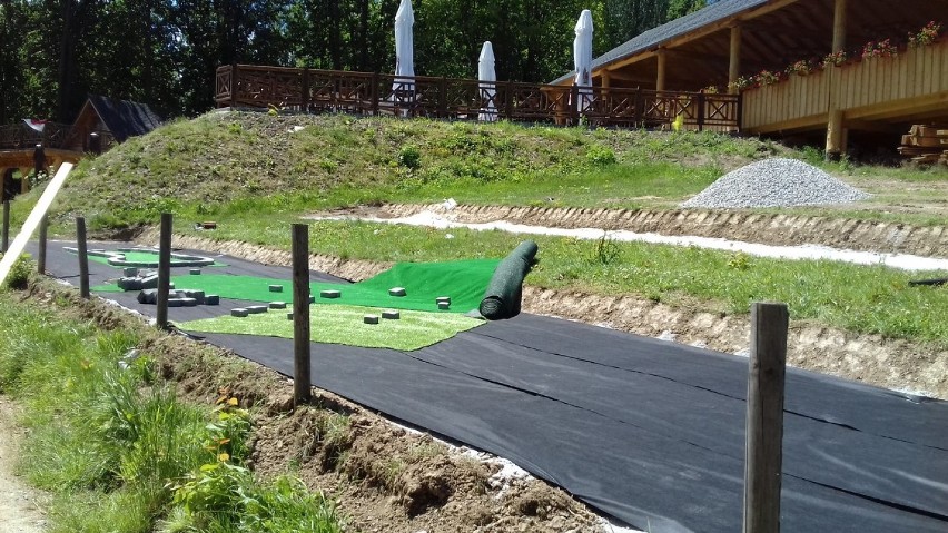 Na terenie zalewu w Starych Bogaczowicach powstaje plac do mini golfa