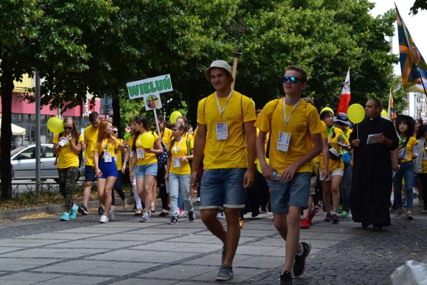 Pielgrzymi z całego świata przemaszerowali ulicami Częstochowy [FOTO]