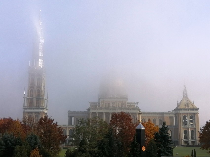Licheń: Złoto, purpura i mgła. Jesienny, niedzielny poranek