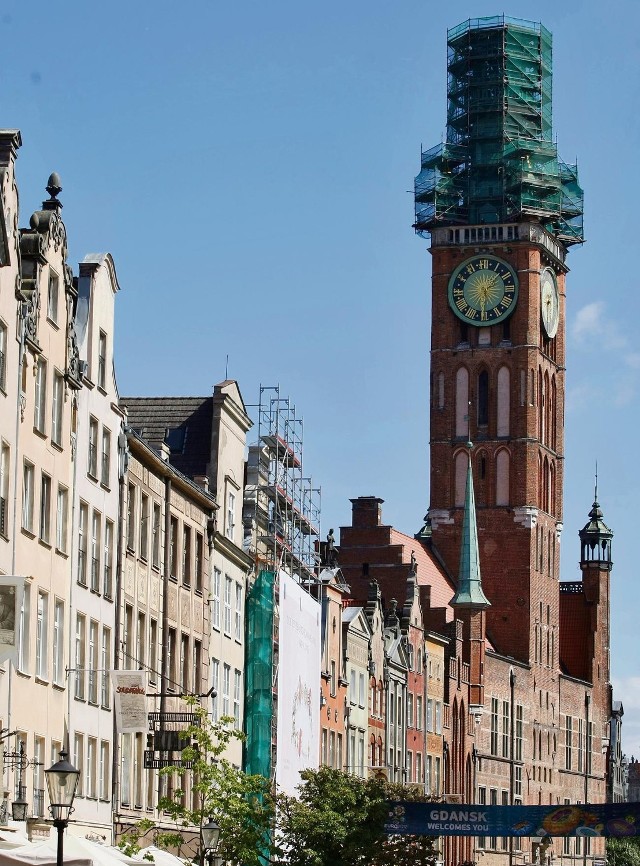 Zaczyna się jedno z największych przedsięwzięć montażu zabytkowych obiektów w centrum Gdańska. Ratusz Głównomiejski  zostanie przykryty zdjętym w maju, w celu odnowy, hełmem, a nad miastem znowu pojawi się król Zygmunt II August (zdjęty  w listopadzie 2007 r.).