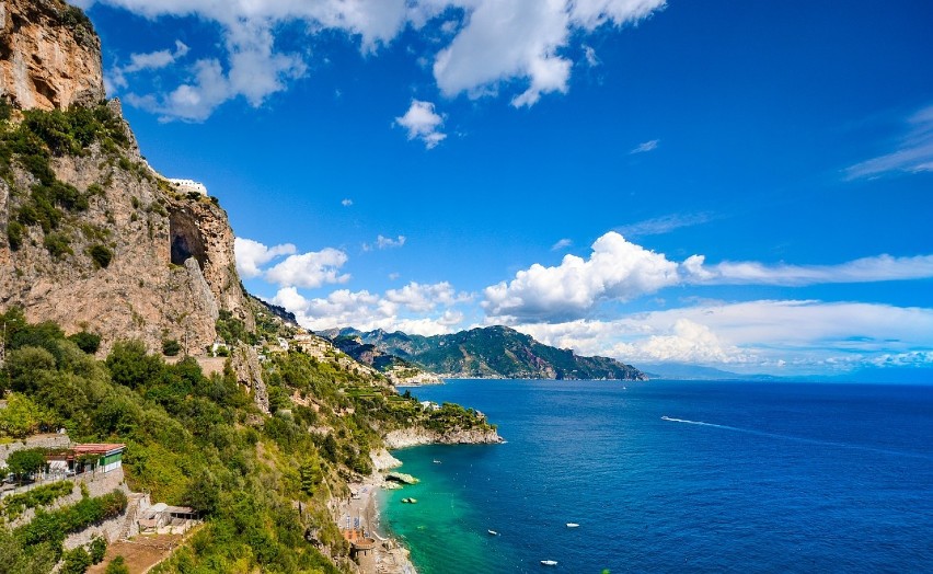 Morze Śródziemne każdego roku przyciąga turystów jak magnes