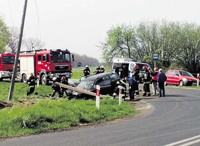 Niebezpieczna droga w Młynarach. Mieszkańcy chcą zmiany oznaczeń (na zdjęciu - wypadek z maja 2013 r.; auto uderzyło w słup)