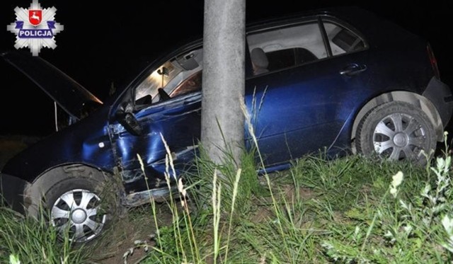 Wypadek w Dębinie. Zginął młody kierowca, a 16-latka trafiła do szpitala

Młody kierowca skody zginął w niedzielę wieczorem w wypadku w miejscowości Dębina w gm. Zakrzew. - Ze wstępnych ustaleń funkcjonariuszy wynika, że kierujący skodą 19-latek na prostym odcinku drogi jadąc od strony Wólki Batorskiej Kolonia w kierunku Bożej Woli z niewyjaśnionych przyczyn nagle zjechał na pobocze i uderzył w słup trakcji elektrycznej - informowała asp. Anna Kamola z lubelskiej policji.