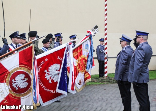 Policjanci z powiatu międzyrzeckiego obchodzili swoje święto w Sanktuarium Matki Bożej Cierpliwie Słuchającej w Rokitnie. Uroczystość poprzedziła msza święta w bazylice. Po jej zakończeniu na terenie sanktuarium odbyła się zbiórka, w której wziął udział m.in. zastępca komendanta wojewódzkiego insp. Jerzy Głąbowski, a także przedstawiciele władz samorządowych powiatu, innych służb mundurowych oraz policjanci i pracownicy Komendy Powiatowej Policji w Międzyrzeczu.