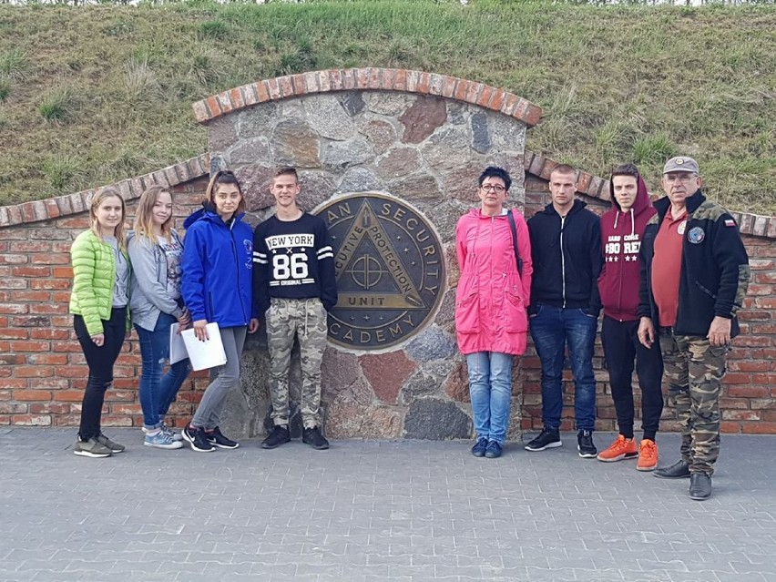 Uczniowie Zespołu Szkół Usługowo - Gospodarczych w Pleszewie na strzelnicy walczyli  „O srebrne muszkiety”