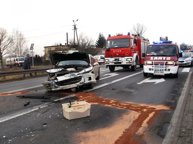 Wypadek w Skarszewie pod Kaliszem. W czwartek przed południem na skrzyżowaniu drogi wojewódzkiej 470 z drogą powiatową zderzyły się ze sobą peugeot 407, fiat seicento oraz samochód ciężarowy. Jedna osoba została ranna.

ZOBACZ WIĘCEJ: Wypadek w Skarszewie. Zderzyły się trzy auta [ZDJĘCIA]