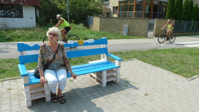 Pani Katarzyna Filipowicz cieszy się z niebieskiej ławki.  Może czekać  wygodnie na autobus