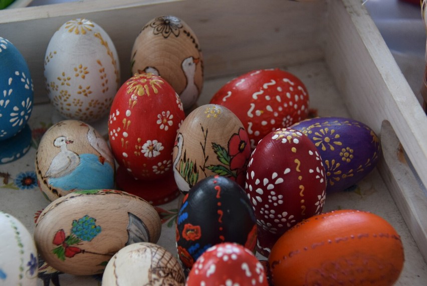 Jarmark Wielkanocny w Krośnie. Bogactwo świątecznych inspiracji. Pisanki, ozdoby, smakołyki [ZDJĘCIA]