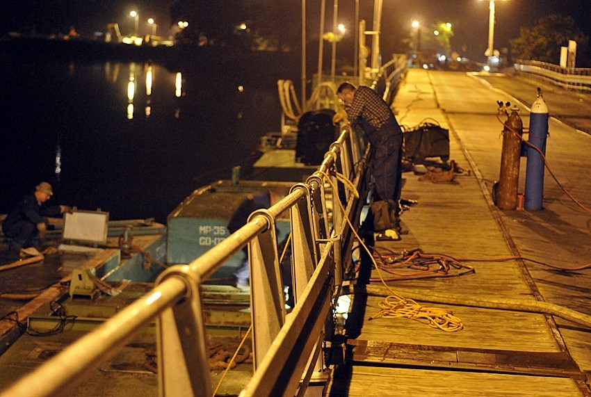 Most w Sobieszewie często naprawiany jest nocą, kiedy można...