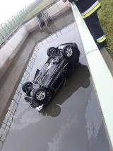 Wypadek na A4 pod Balicami, auto wpadło do zbiornika [ZDJĘCIA]