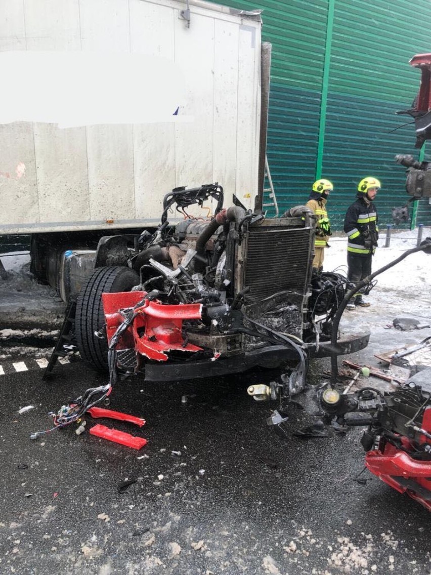 Poważne utrudnienia są także na autostradzie A1 na węźle Jasna Góra. Tam z kolei doszło do zdarzenia z udziałem ciągnika siodłowego