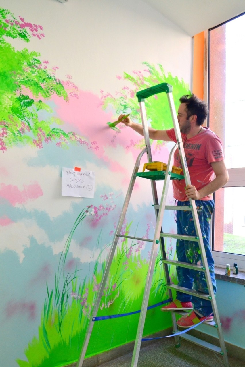 Maciej Kot maluje oddział dziecięcy w olsztyńskim szpitalu