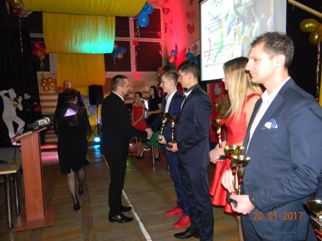 Młodzi sportowcy i ich szkoleniowcy odbierali puchary z rąk Tomasza Kucharskiego.