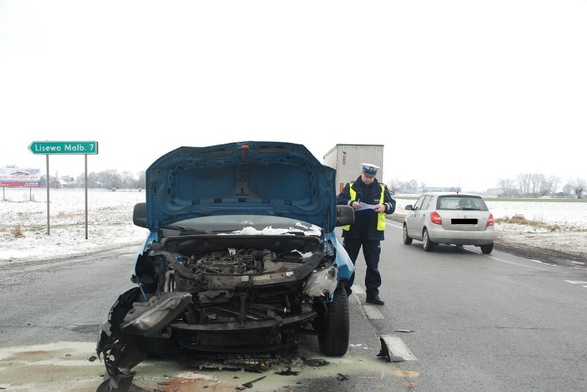 Wypadek w Kończewicach. 5 osób rannych po zderzeniu 2 samochodów