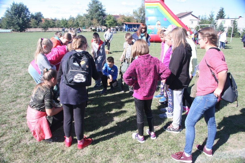 Jesienny eko-rajd w Biskupicach dla uczniów. Zwiedzali szkołę i brali udział w konkurencjach 