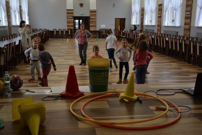 Zajęcie rekreacyjne dla dzieci w Domu Strażaka w Krzywiniu