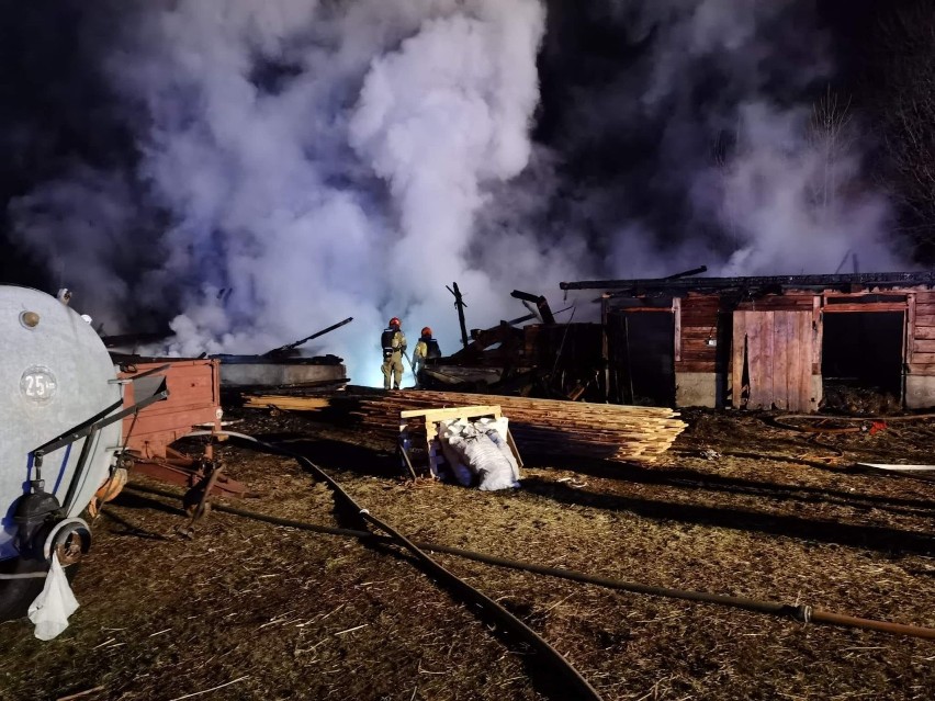 Pożar w Charciabałdzie. Spaliła się stodoła oraz garaż. Straty są duże. Samotna matka z piątką dzieci prosi o pomoc 21.03.2022