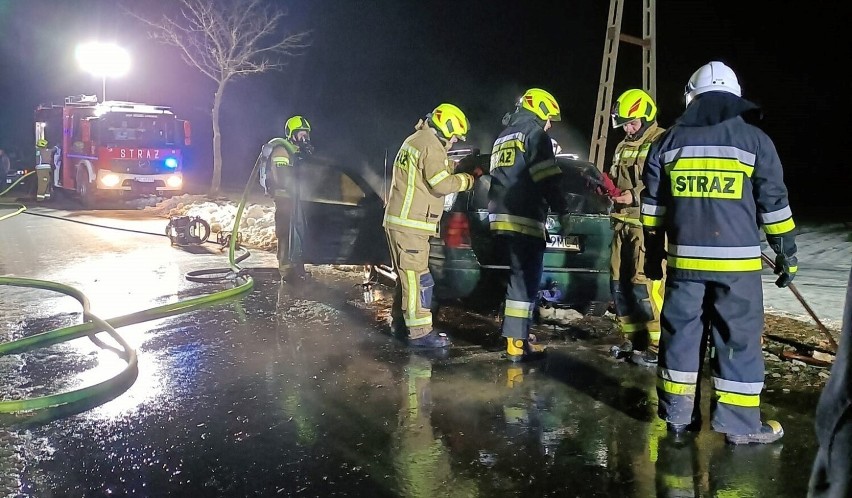 Gaszenie pożaru samochodu osobowego w Lipienku